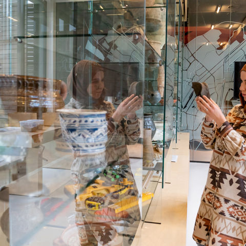 Vrouw En Vitrine Hoge Woerd