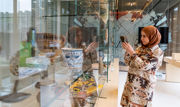 Vrouw En Vitrine Hoge Woerd